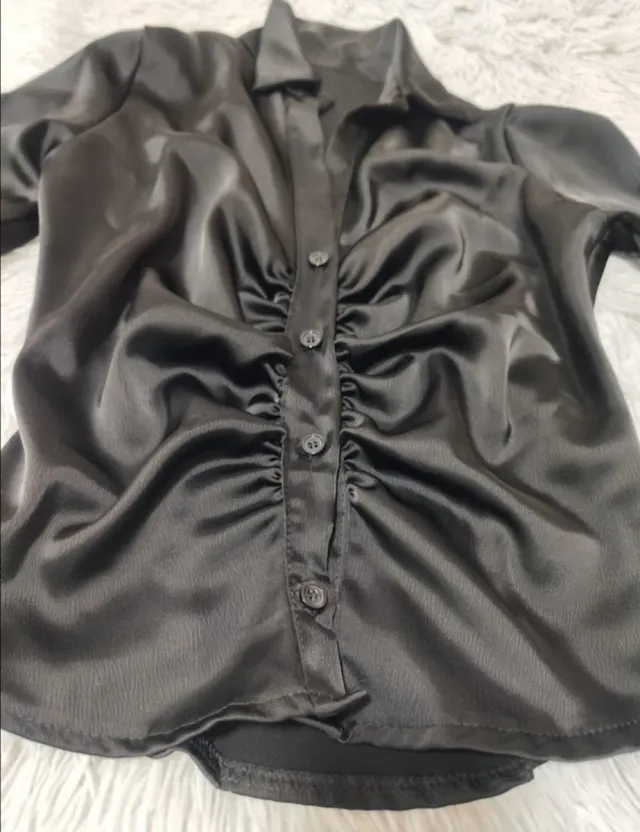 Camisa satén negra fruncido delantero