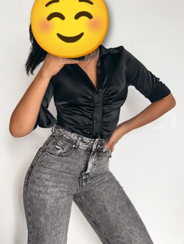 Camisa satén negra fruncido delantero