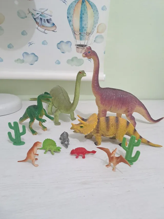 Conjunto de dinosaurios variados