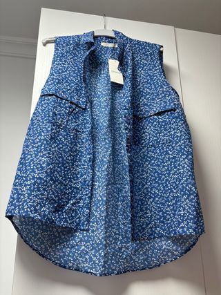 Blusa sin mangas Shina floral azul y blanco