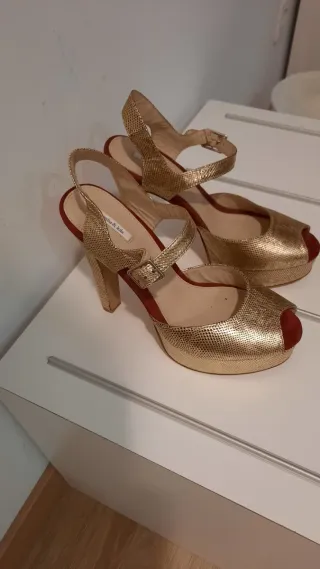 Sandalias Bimba y Lola doradas tacón plataforma