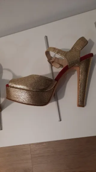 Sandalias Bimba y Lola doradas tacón plataforma