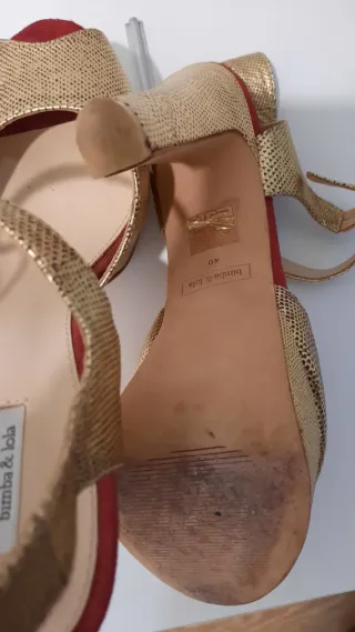 Sandalias Bimba y Lola doradas tacón plataforma