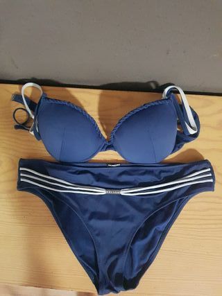 Lote de 4 bikinis y 3 sujetadores
6€ TODO.