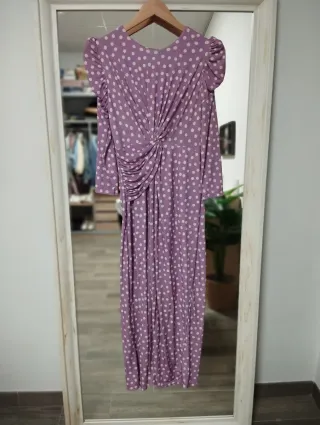 Vestido de evento morado con lunares
