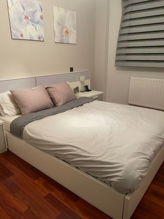 Arredamento camera da letto: letto, testiera e tavoli