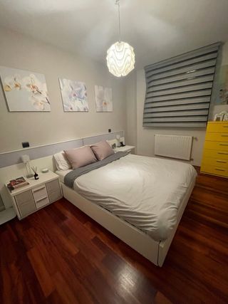 Arredamento camera da letto: letto, testiera e tavoli
