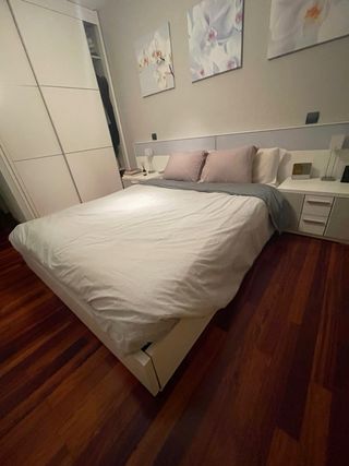 Arredamento camera da letto: letto, testiera e tavoli