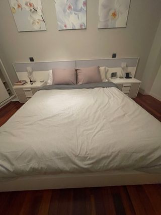 Arredamento camera da letto: letto, testiera e tavoli