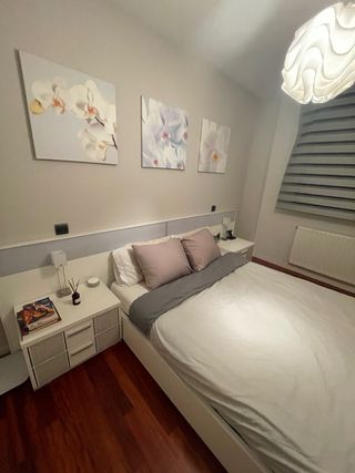 Arredamento camera da letto: letto, testiera e tavoli