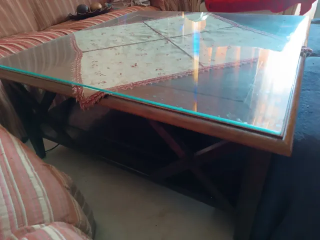 Mesa de centro madera y cristal.  1x1m