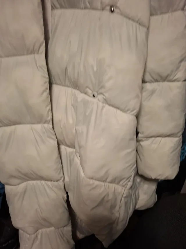 Chaqueta impermeable acolchada con capucha