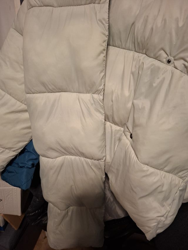 Chaqueta impermeable acolchada con capucha