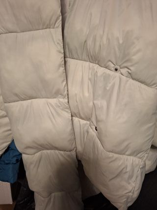 Chaqueta impermeable acolchada con capucha