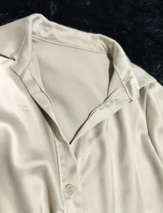 Camiseta satén beige fruncido delantero 