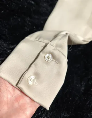 Camiseta satén beige fruncido delantero 