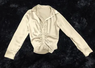 Camiseta satén beige fruncido delantero 