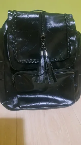 Mochila negra con trenzas y flecos