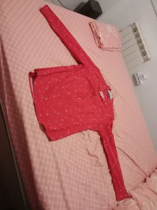 Camisa roja estampada poco uso