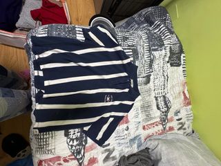 Camiseta de rayas azul y blanco