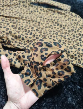Blusa con estampado de leopardo
