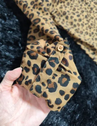 Blusa con estampado de leopardo