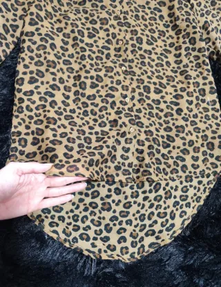 Blusa con estampado de leopardo