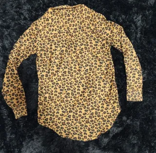 Blusa con estampado de leopardo