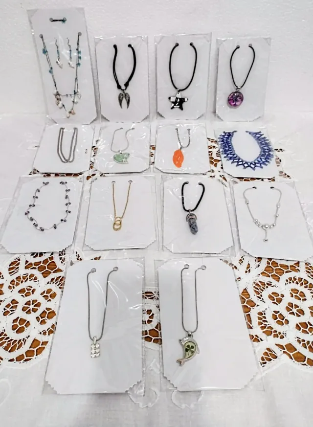 LIQUIDACIÓN 
2 COLLARES O COLGANTES NUEVOS 
POR 8€