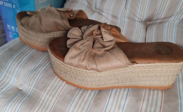 Sandalias cuña lazo beige