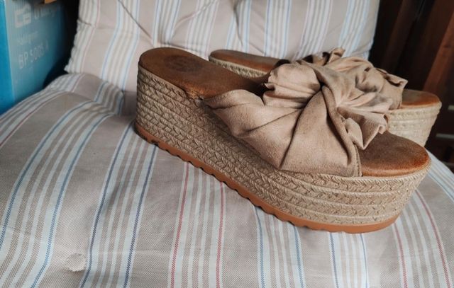 Sandalias cuña lazo beige