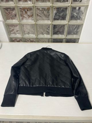 Chaqueta de piel acolchada negra