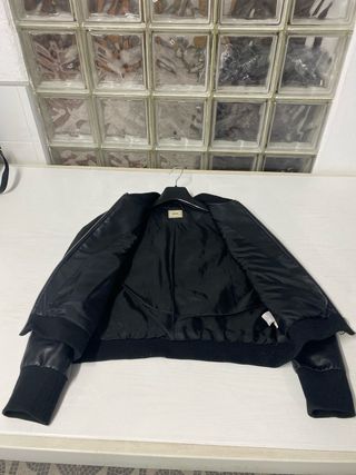 Chaqueta de piel acolchada negra