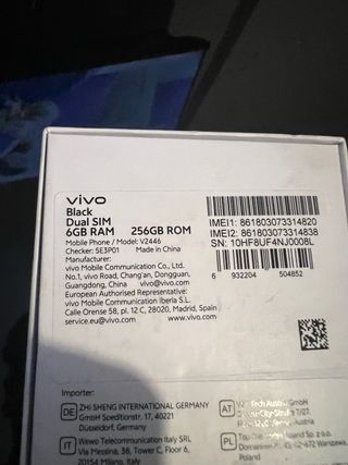 Telefono cellulare Vivo Y29s 5G e Huawei Band 10