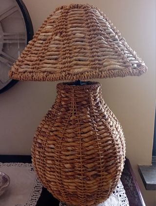 Lampada da tavolo in vimini