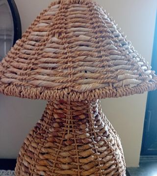 Lampada da tavolo in vimini