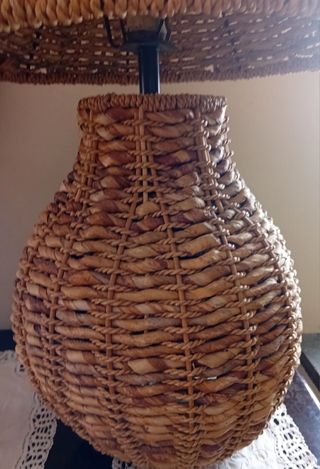 Lampada da tavolo in vimini
