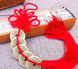 Monete cinesi portafortuna con fiocco rosso