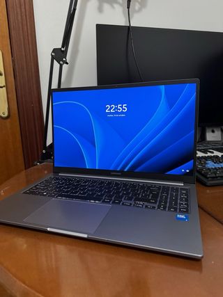 GalaxyBook 4 - SEMI NUEVO *leer*