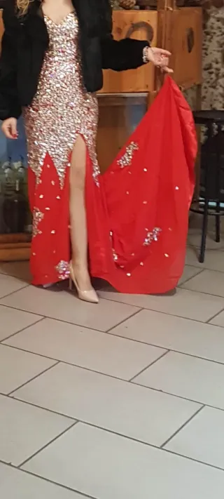 Vestido largo rojo y plateado no elástico 
38-40