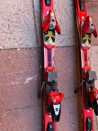 Esquís Salomon Rojos con fijaciones