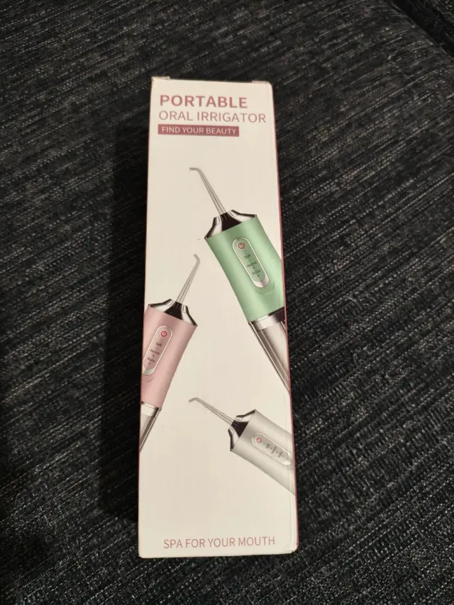 Irrigador bucal eléctrico portátil