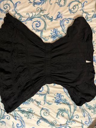 Vestido corto negro con volantes