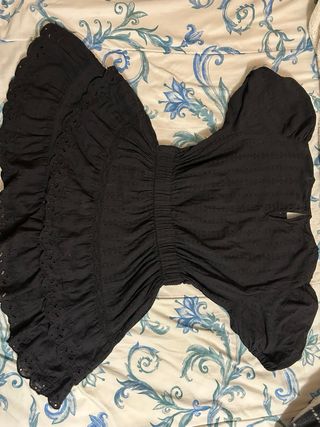 Vestido corto negro con volantes