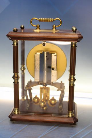 Reloj Aniversario de sobremesa Kundo, Alemania. Reloj de torsión, reloj de 400 días.
