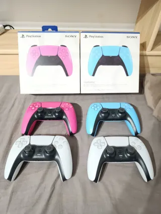 Mandos de la play 5 rosa azul y blanco