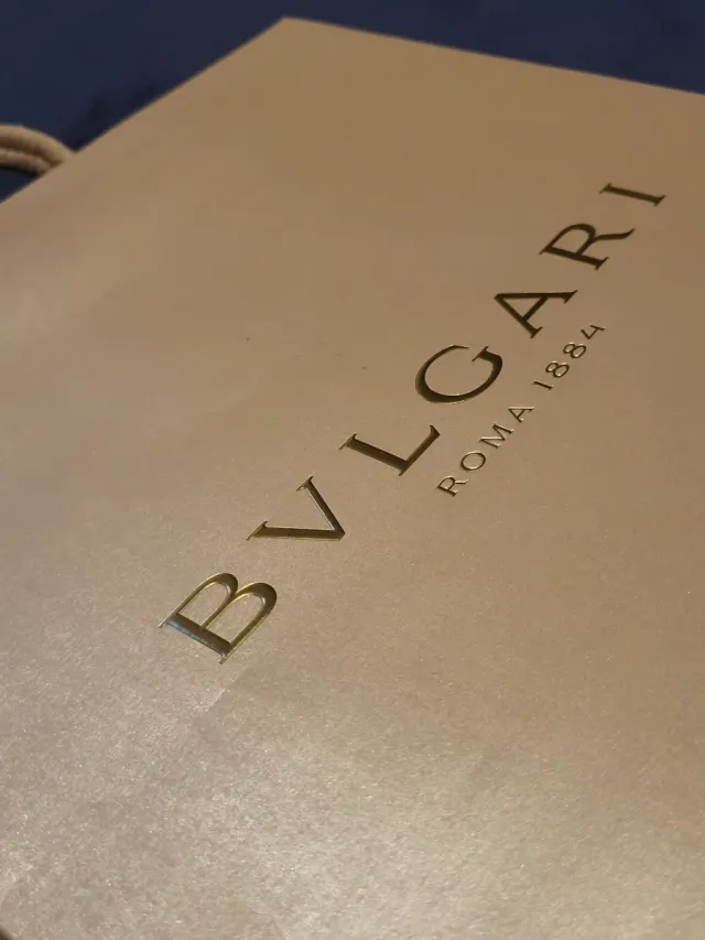 Bolsa de papel grande Bvlgari dorada