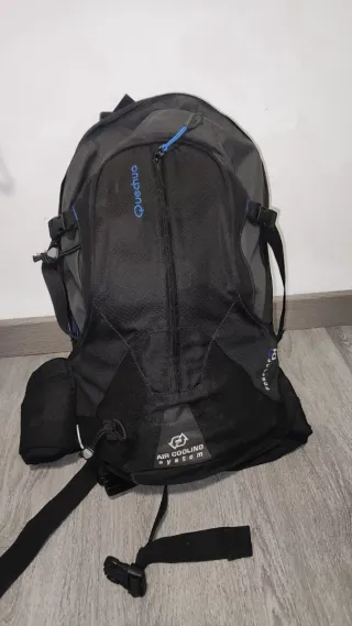Mochila Quechua Forclaz 25L Negra y Azul