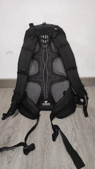 Mochila Quechua Forclaz 25L Negra y Azul