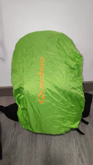 Mochila Quechua Forclaz 25L Negra y Azul